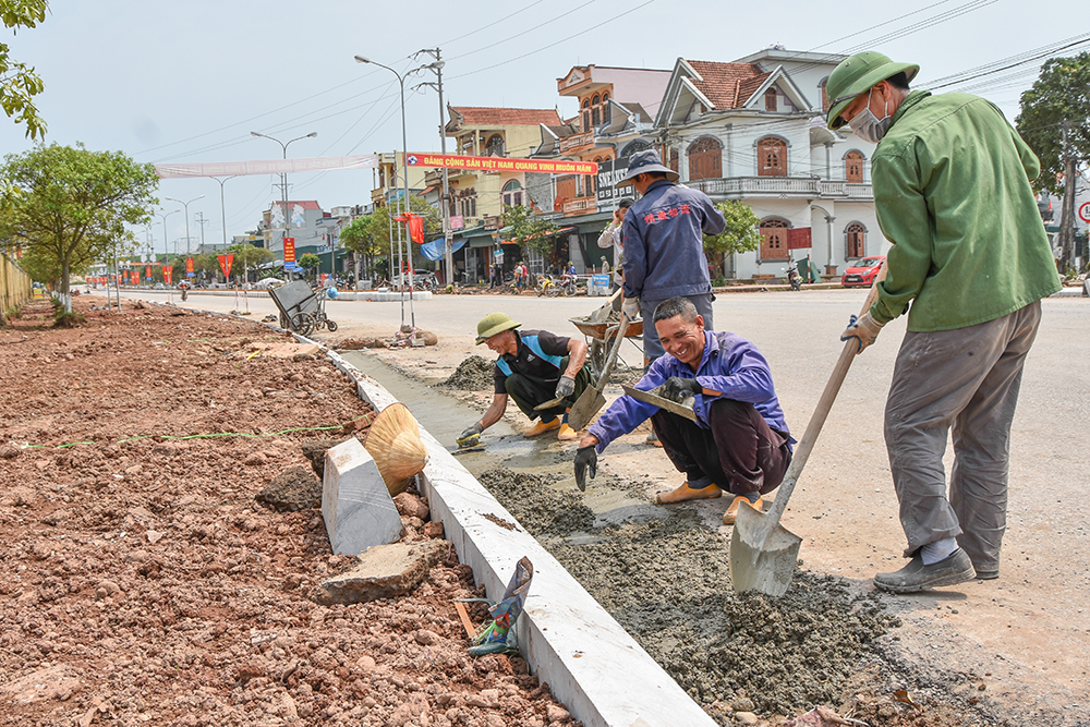 Công trình nâng cấp tuyến đường Lê Lương, thị trấn Đầm Hà được đẩy nhanh tiến độ thi công để chào mừng Đại hội Đảng bộ huyện dự kiến tổ chức vào tháng 5/2020.  