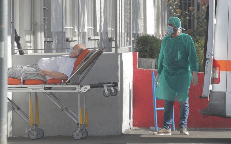 Đưa bệnh nhân tới bệnh viện phổi ở thủ đô Albania. Ảnh: LSA.