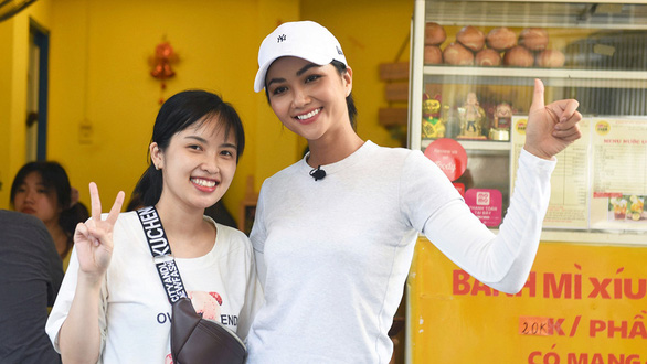 Hoa hậu H’Hen Niê (phải) trong chuyến thưởng thức 5 món bánh mì nổi tiếng ở Sài Gòn - Ảnh: DUYÊN PHAN