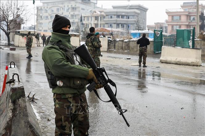 Lực lượng an ninh Afghanistan gác gần hiện trường một vụ nổ ở thủ đô Kabul. Ảnh minh họa: AFP/TTXVN