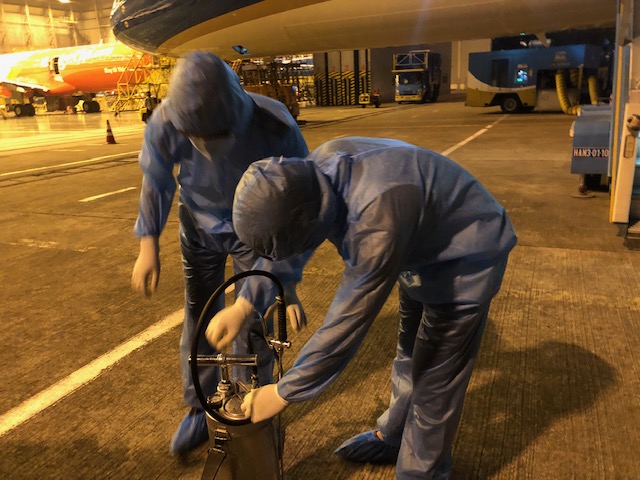 Công tác chuẩn bị khử trùng máy bay hoạt động vào rạng sáng 25/3.
