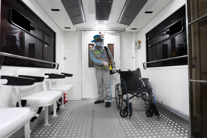 Công tác khử trụng được thực hiện ngay cả với xe lăn đưa người già, người khuyết tật lên máy bay.