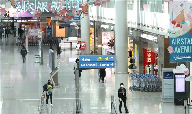 Hành khách tại sân bay quốc tế Incheon, Hàn Quốc ngày 13/3/2020, trong bối cảnh dịch COVID-19 lan rộng. Ảnh: THX/TTXVN