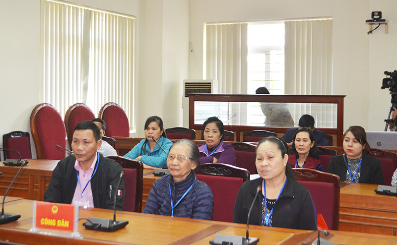 Các hộ dân tổ 1, khu 13, phường Mông Dương trình bày nội dung kiến nghị với Hội đồng Tiếp công dân tỉnh, ngày 15/1/2020.