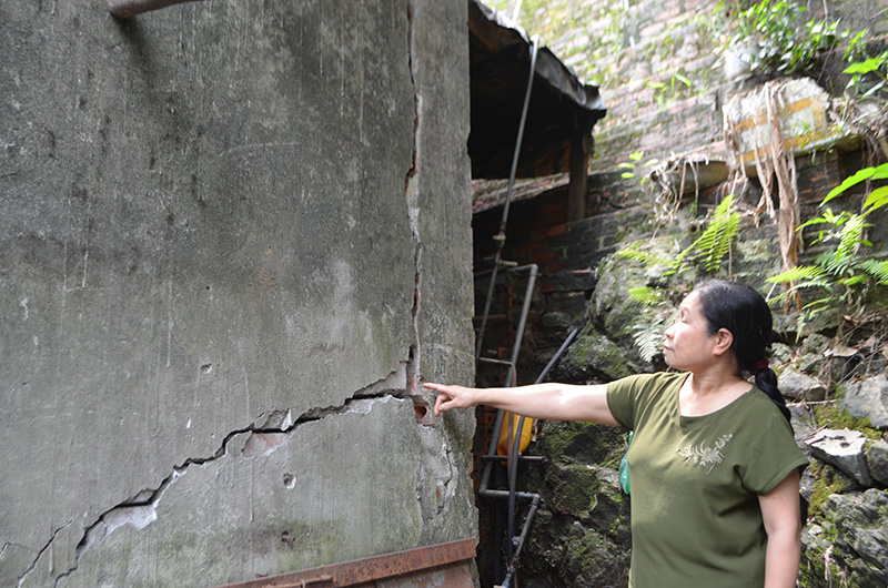 Công trình nhà kho, bếp của hộ ông Trần Văn Thu (tổ 1, khu 13, phường Mông Dương) bị nứt, lún nghiêm trọng.