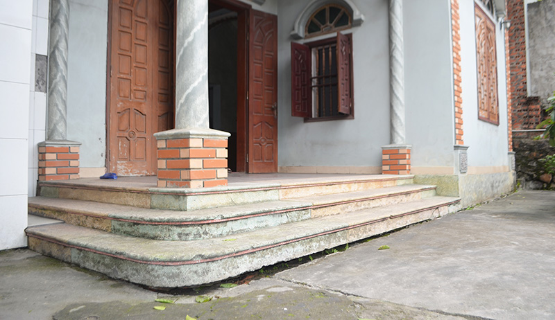 Công trình nhà ở của hộ ông Đinh Phúc Thành (tổ 1, khu 13, phường Mông Dương) có hiện tượng nghiêng, nứt.