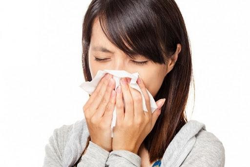 Khi virus, vi khuẩn tấn công niêm mạc mũi rồi gây viêm với triệu chứng ban đầu như nghẹt mũi, chảy nước mũi (ảnh minh hoạ)