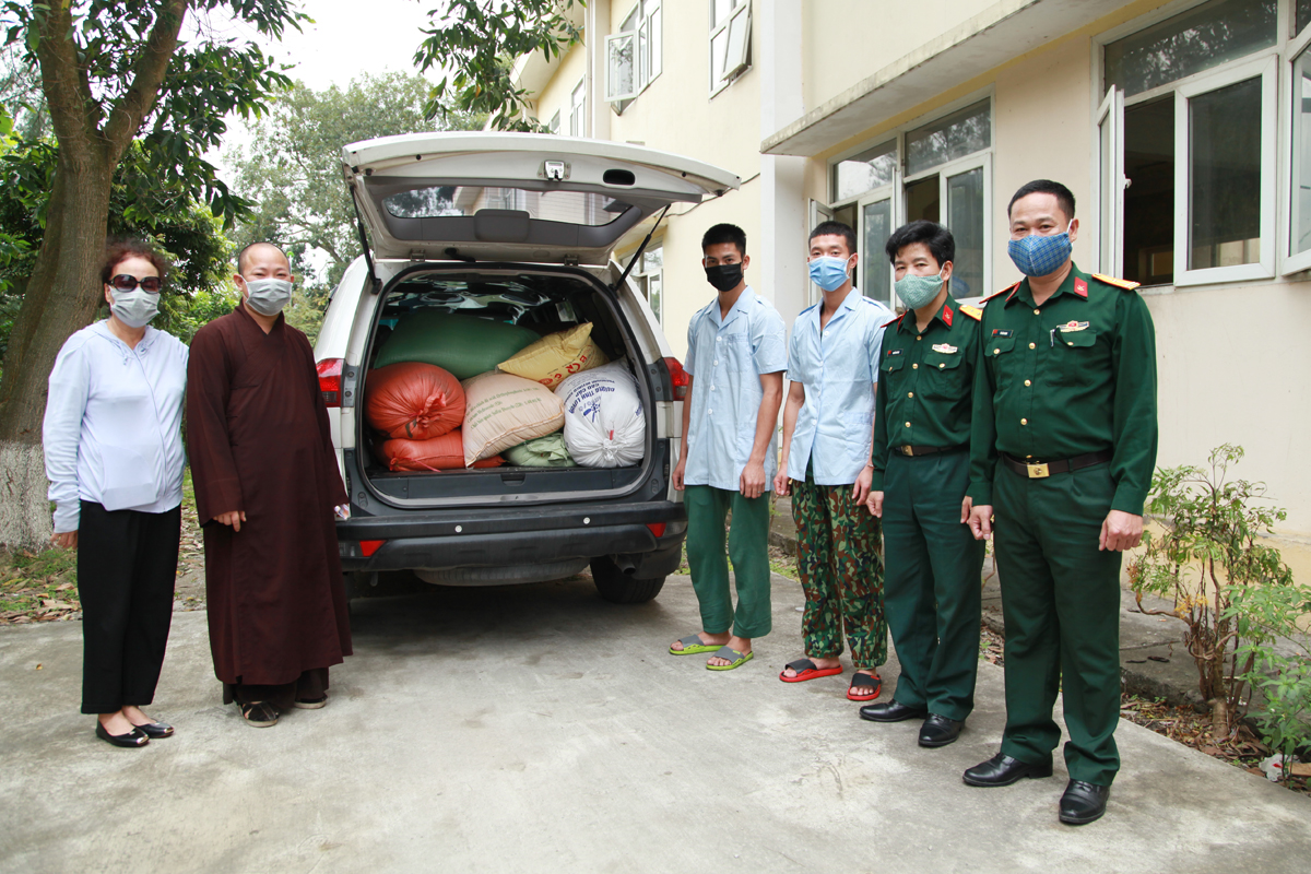 Sư thầy Thích Nguyên Phát tặng 3 tạ gạo, 22 thùng mì tôm và 2 triệu đồng tiền mặt cho Nhà trường.