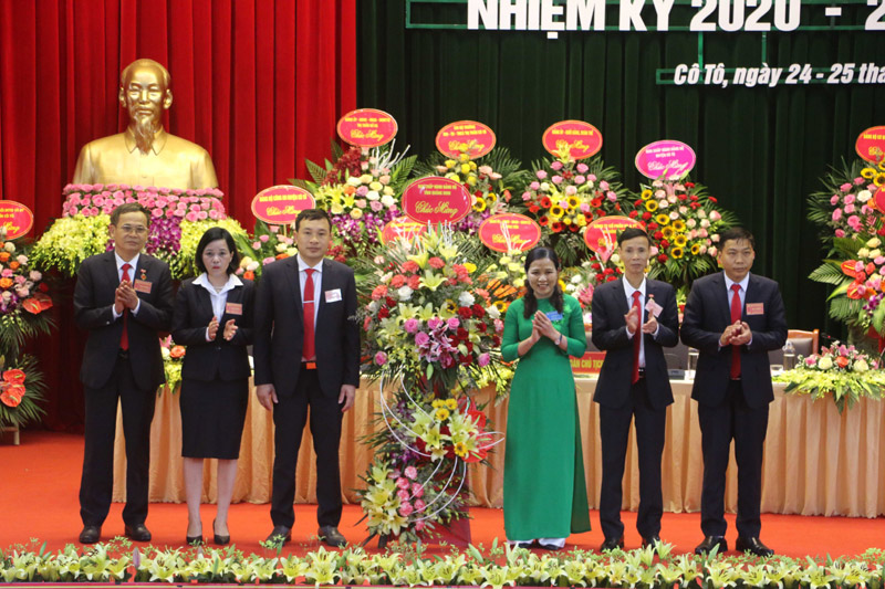 Đồng chí Đỗ Thị Lan - UV BTV Tỉnh ủy, Trưởng đoàn Đại biểu Quốc hội tỉnh Quảng Ninh tặng hoa chúc mừng Đại hội.