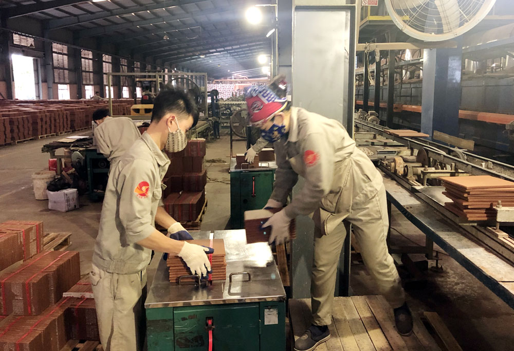 Đóng gói sản phẩm gạch tại Công ty CP Gốm Đất Việt.