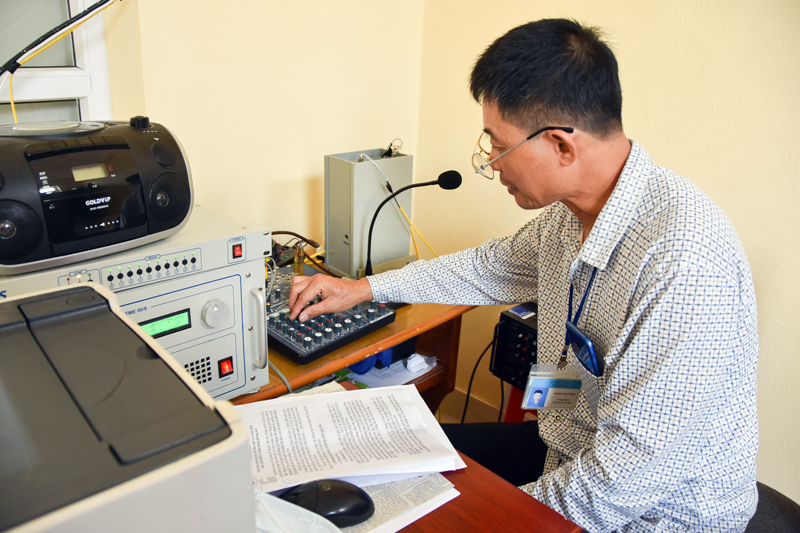 Cán bộ xã Đầm Hà, huyện Đầm Hà thông tin, tuyên truyền về Đại hội đảng đến nhân dân qua hệ thông loa phát thanh của xã.