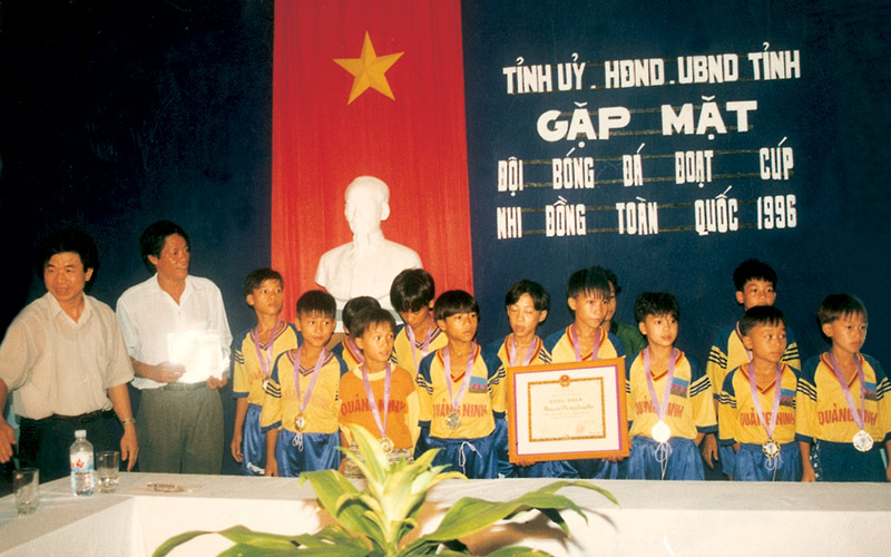 Lãnh đạo tỉnh QN gặp mặt HLV, VĐV đội U11 Quảng Ninh đoạt Cúp vô địch năm 1996 (HLV Hùng B thứ 2 trái sang)