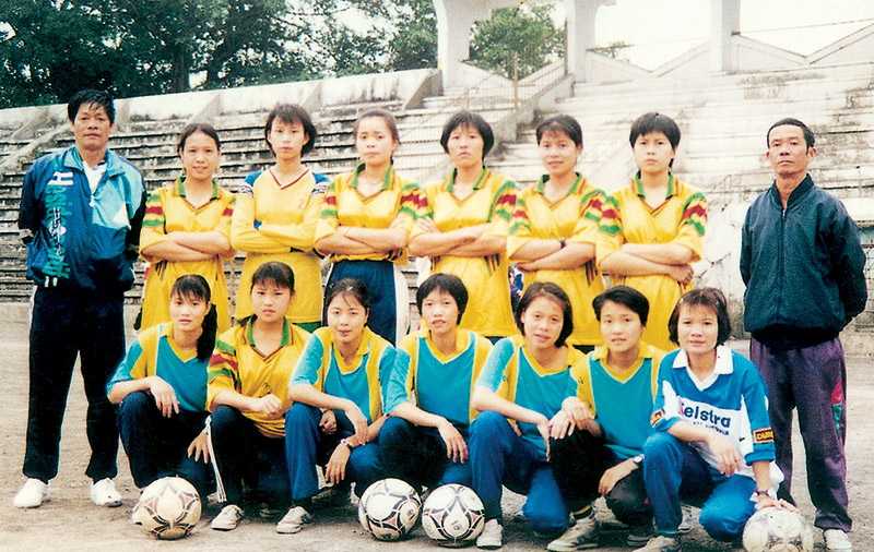 Đội bóng đá nữ TT Cửa Ông (tiền thân của TKSVN) do HLV trưởng Hùng B (trái) huấn luyện từ 1998- 2001
