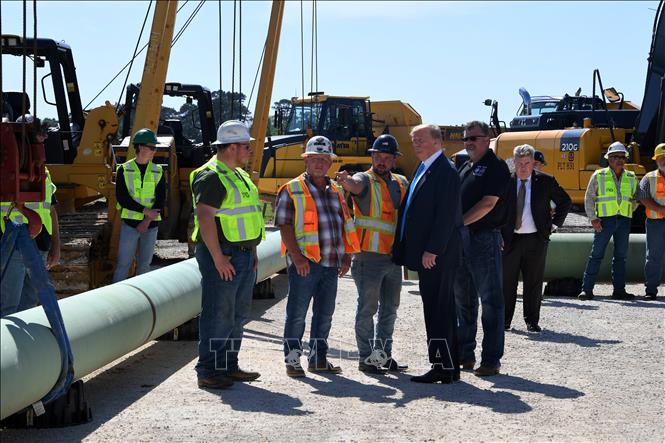 Tổng thống Mỹ Donald Trump (thứ 2, phải) trong cuộc gặp các công nhân tại một trung tâm đào tạo và huấn luyện công nhân khai thác dầu khí ở Crosby, bang Texas, ngày 10/4/2019. Ảnh: AFP/ TTXVN.