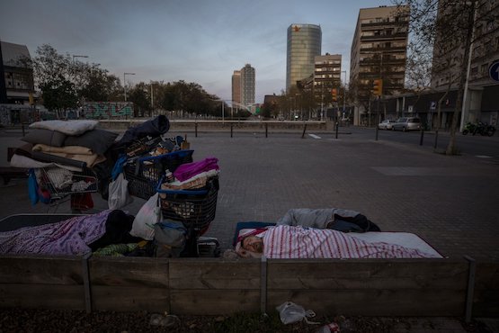 Những người vô gia cư không có nhà để cách ly đang vô cùng đơn độc trong cuộc chiến chống COVID-19. Ảnh: AP