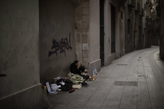 Anh Javier Redondo, người vô gia cư 40 tuổi trên một con đường vắng ở Barcelona, Tây Ban Nha. Ảnh: AP