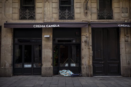 Người vô gia cư ngủ trên đường phố ở trung tâm thành phố Barcelona, Tây Ban Nha. Ảnh AP