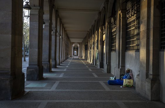  Người vô gia cư ngồi trên con đường vắng tại trung tâm thành phố Barcelona, Tây Ban Nha. Ảnh AP