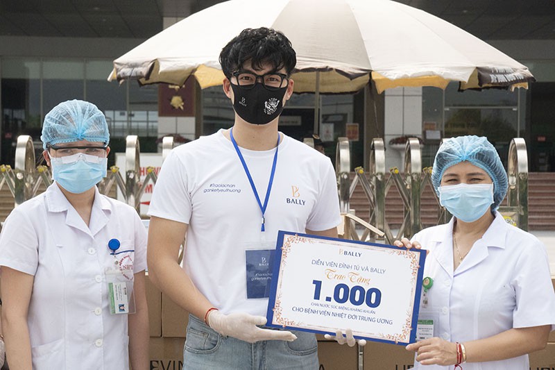 Diễn viên Đình Tú trao tặng 1.000 chai nước súc miệng kháng khuẩn cho Bệnh viện Nhiệt đới Trung ương.