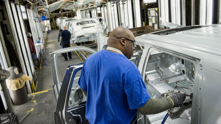Một công nhân tại nhà máy lắp ráp của General Motors Co. (GM) ở Arlington, Texas (Mỹ) đang hoàn thiện các công đoạn làm nhẵn bề mặt xe. (Ảnh: Matthew Busch/Bloomberg/Getty Images)