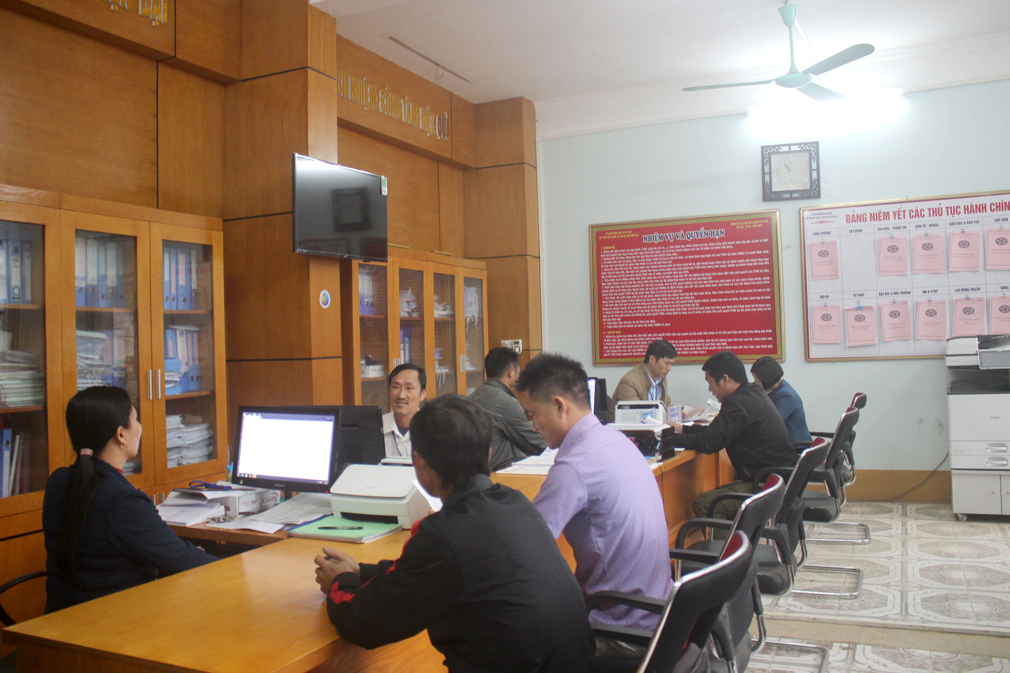 Cán bộ Bộ phận tiếp nhận và trả kết quả hiện đại xã Vô Ngại (huyện Bình Liêu) luôn tạo thuận lợi giải quyết thủ tục hành chính cho người dân.