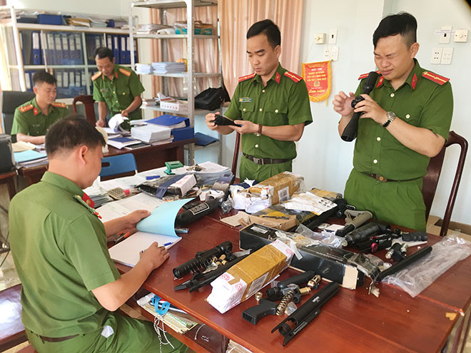 Công an huyện Đắk G’long kiểm đếm số tang vật thu giữ trong vụ mua bán linh kiện súng săn ngày 22/3/2020.