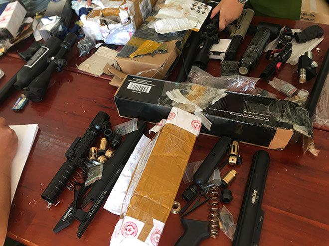 Tang vật của các vụ mua bán linh kiện súng săn, súng tự chế do Công an huyện Đắk G’long bắt giữ.