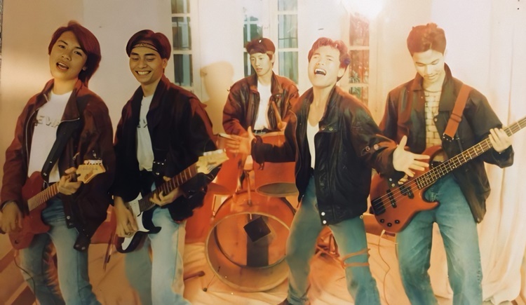Ban nhạc lần đầu chụp hình tại studio năm 1995. Từ trái qua: Nguyễn Hoàng -Trần Tuấn Hùng - Trần Lập - Trung Dũng, Đức Hiệp (người chơi trống). Ảnh: Nhân vật cung cấp.