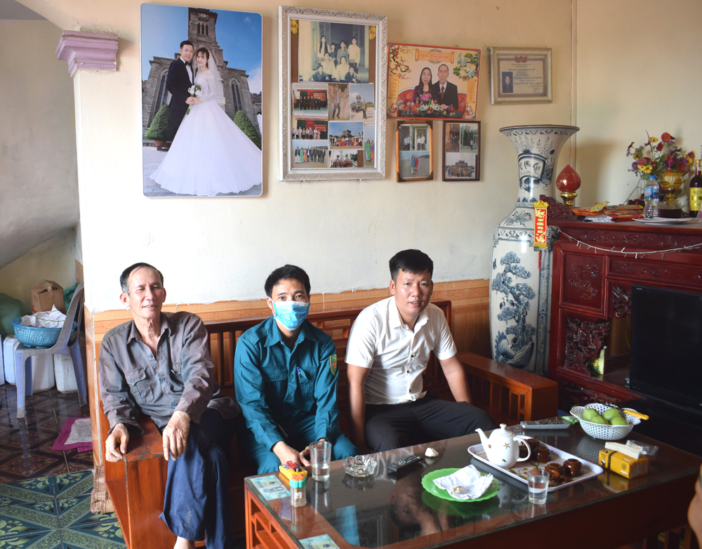 Chú rể Nguyễn Văn Trang (bên phải), thôn Ngọc Nam, xã Ngọc Vừng sẵn sàng hoãn tổ chức tiệc cưới khi được các cán bộ xã Ngọc Vừng đến tuyên truyền.