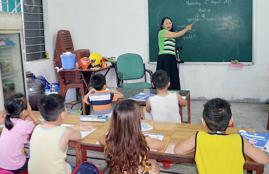 Chị Nguyễn Hải Yến, Chủ nhiệm CLB Người khuyết tật TX Đông Triều thỉnh thoảng nhận dạy kèm ngoại ngữ cho các em học sinh tại địa phương năm 2019.
