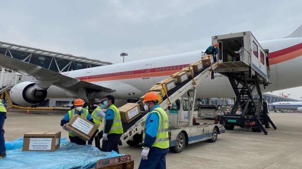 Trung Quốc quyên góp 40 tấn thiết bị y tế cho Indonesia. (Ảnh: Sindonews)