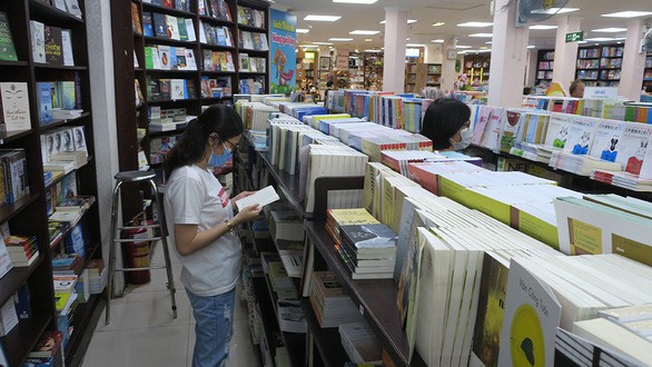 Độc giả tìm mua sách tại nhà sách Fahasa (Ảnh: Tuổi trẻ)