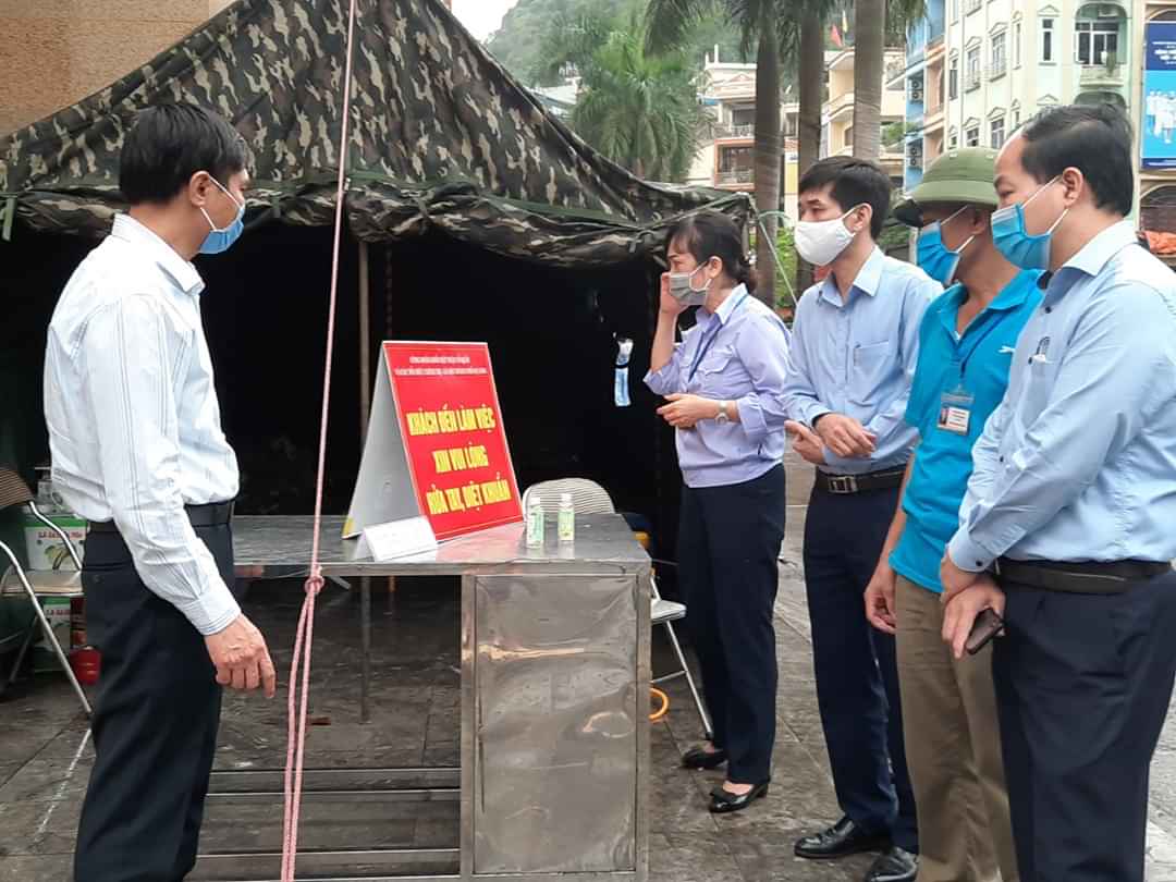 Đồng chí Vũ Văn Diện, Bí thư Thành uỷ TP Hạ Long kiểm tra các chợ trên địa bàn thành phố.