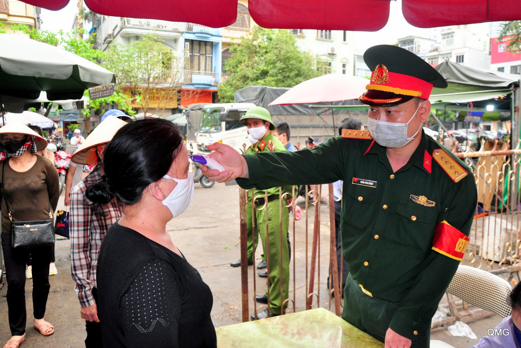 Các lực lượng công an, quân sự của TP Hạ Long tích cực vào cuộc, phối hợp siết chặt kiểm soát y tế tại khu vực các chợ trên địa bàn.