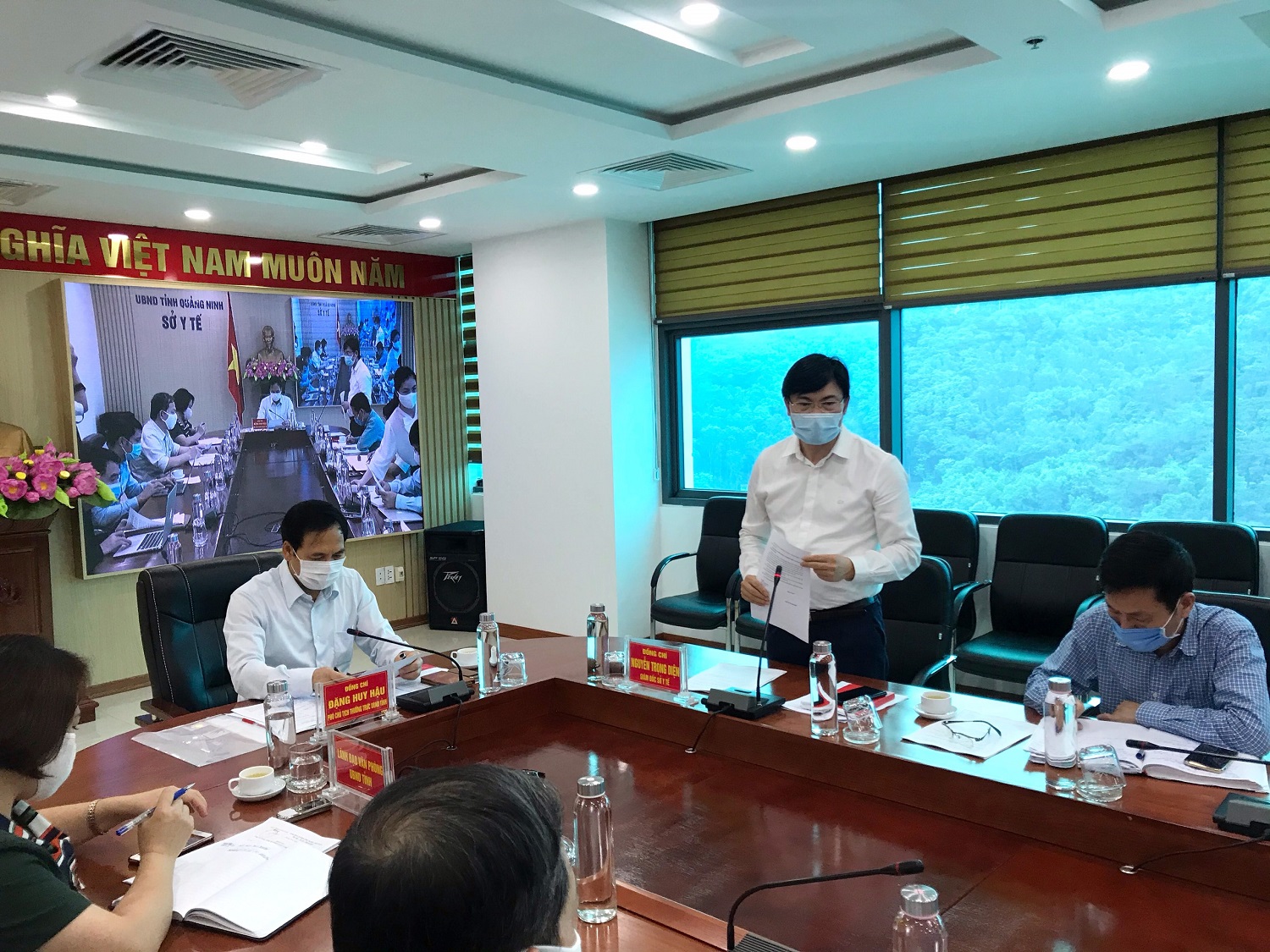 Giám đốc Sở Y tế Nguyễn Trọng Diện báo cáo tình hình phòng chống dịch Covid-19. 