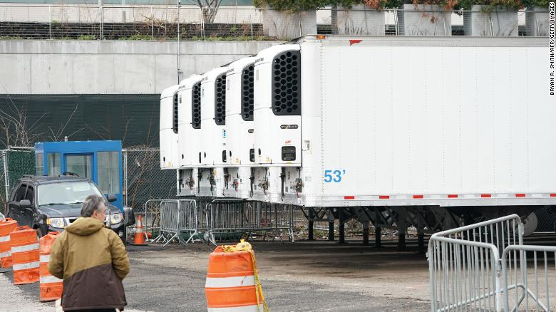 Xe tải đông lạnh được dựng làm nhà xác tạm thời bên ngoài Bệnh viện Bellevue ở Manhattan. Ảnh: CNN