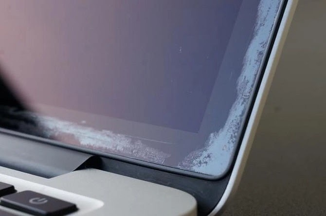 Lỗi bong lớp chống lóa phổ biến MacBook. Ảnh: MacRumors.