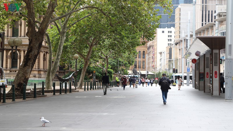 Đường phố Australia vắng vẻ hơn khi mọi người hạn chế tụ tập nơi công cộng.