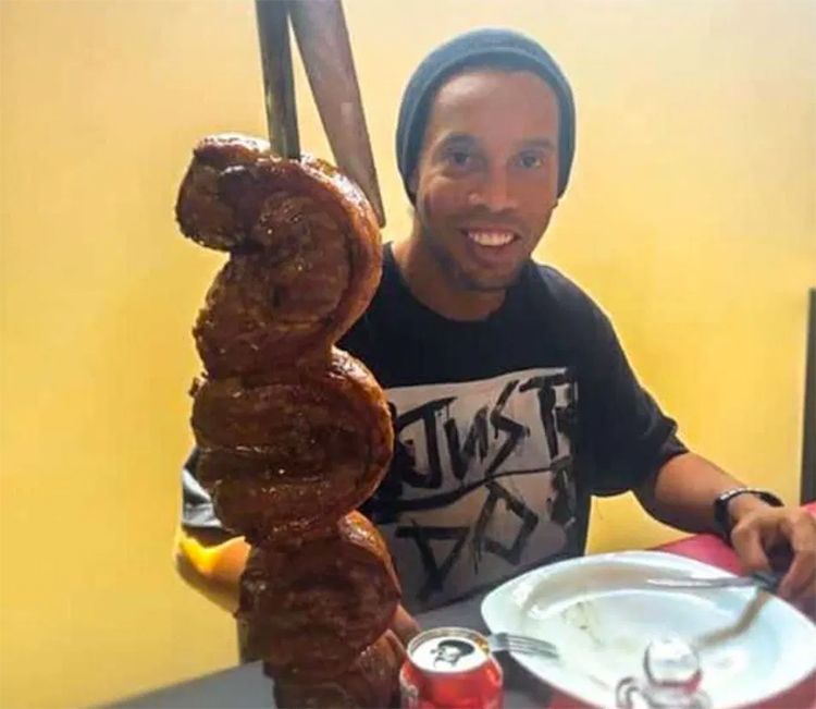 Ronaldinho mừng sinh nhật thứ 40 với thịt xiên nướng và đồ uống không cồn trong nhà tù.