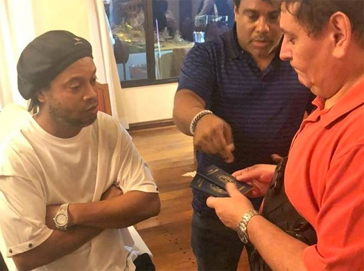 Lần bị tạm giam vì hộ chiếu giả mới đây chỉ là hệ quả tất yếu từ cả quá trình làm ăn lộn xộn của Assis (giữa) - anh trai kiêm người quản lý cho Ronaldinho. Ảnh: Oglobo.