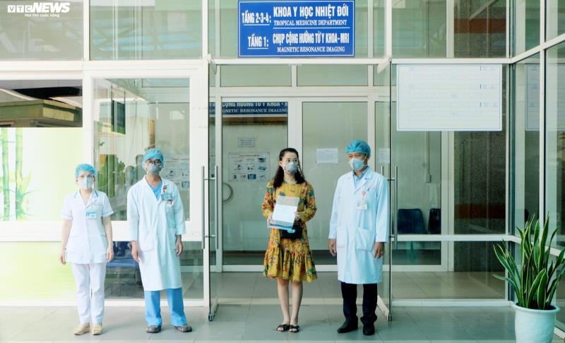 Lãnh đạo Bệnh viện Đà Nẵng trao giấy chứng nhận và giấy ra viện cho bệnh nhân số 35.        Ảnh Vtc.vn