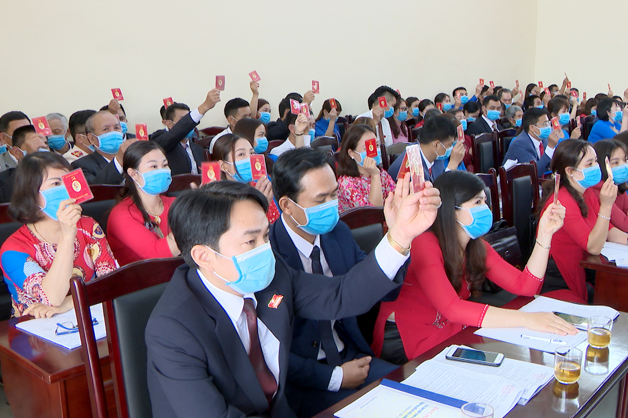 Các đại biểu dự Đại hội Đảng bộ xã Thống Nhất (TP Hạ Long) biểu quyết thông qua các báo cáo tại đại hội.