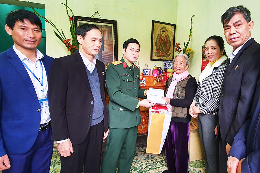 Ban CHQS, Hội CCB, Hội LHPN TP Uông Bí thăm, tặng quà gia đình trên địa bàn phường Vàng Danh có quân nhân đang công tác tại Trường Sa. Ảnh: Văn Đảm (Bộ CHQS tỉnh)