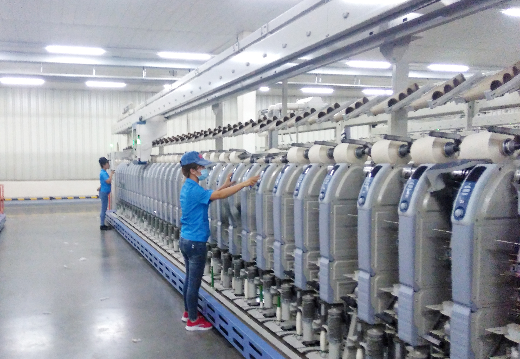 Sản xuất sợi dệt tại Công ty TNHH Khoa học kỹ thuật Texhong Ngân Long (KCN Hải Yên, TP Móng Cái).