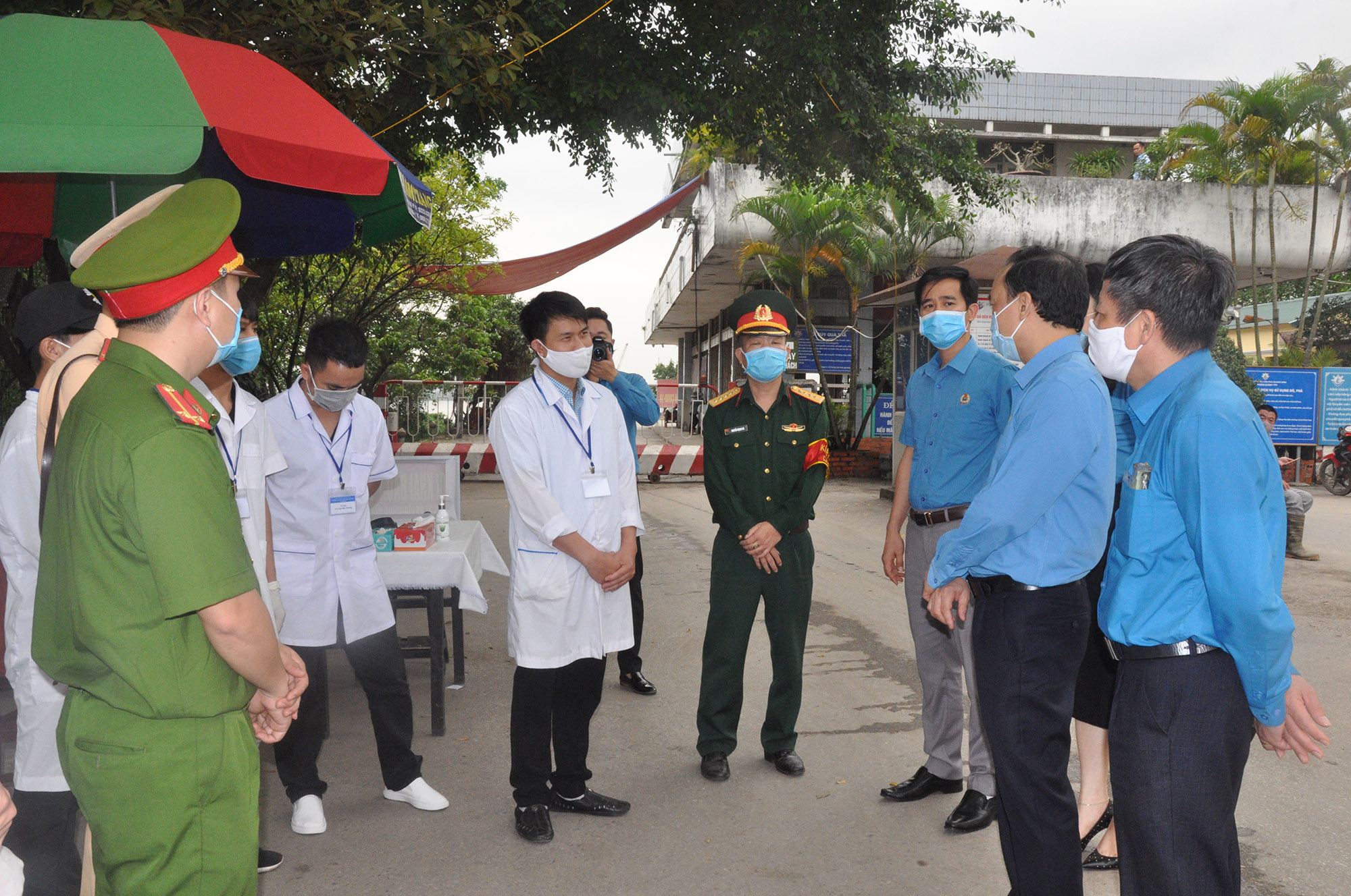 Đoàn công tác của LĐLĐ tỉnh cũng kịp thời thăm, động viên các cán bộ, nhân viên, chiến sĩ, y bác sĩ làm việc tại