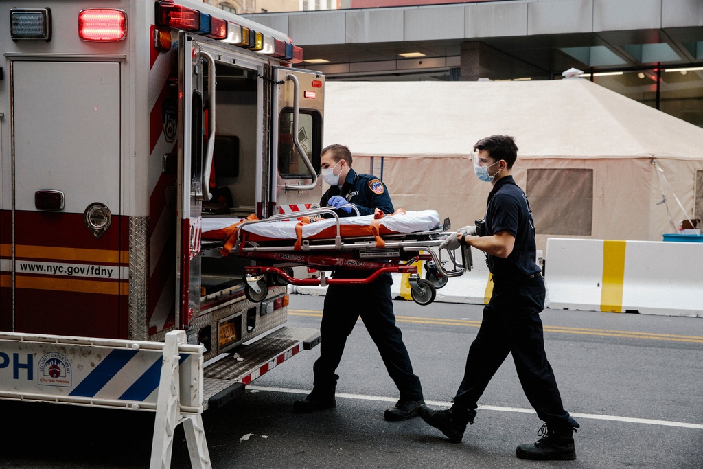 Vận chuyển một bệnh nhân nghi nhiễm bên ngoài bệnh viện Presbyterian ở Manhattan. Ảnh: New York Times.