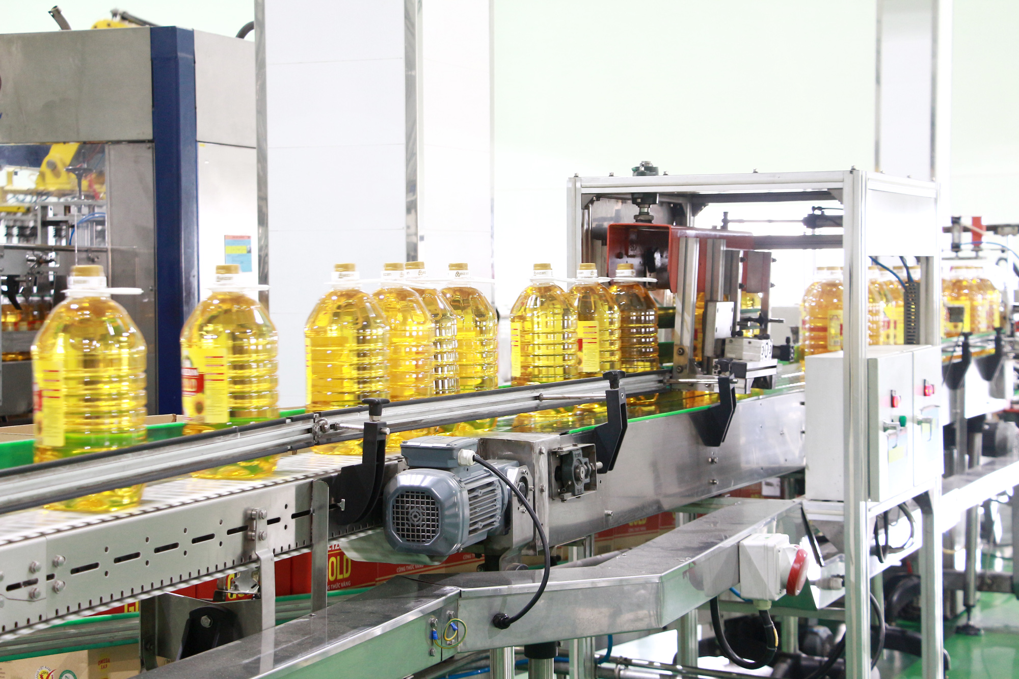 Sản xuất dầu ăn tại Công ty TNHH Dầu thực vật Cái Lân (KCN Cái Lân, TP Hạ Long). Ảnh: Mạnh Trường
