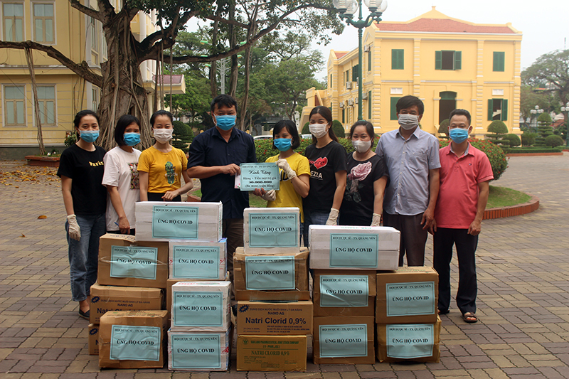 Hội Dược sỹ TX Quảng Yên trao tặng kinh phí và số vật tư y tế, tham gia ủng hộ phòng chống dịch Covid – 19.