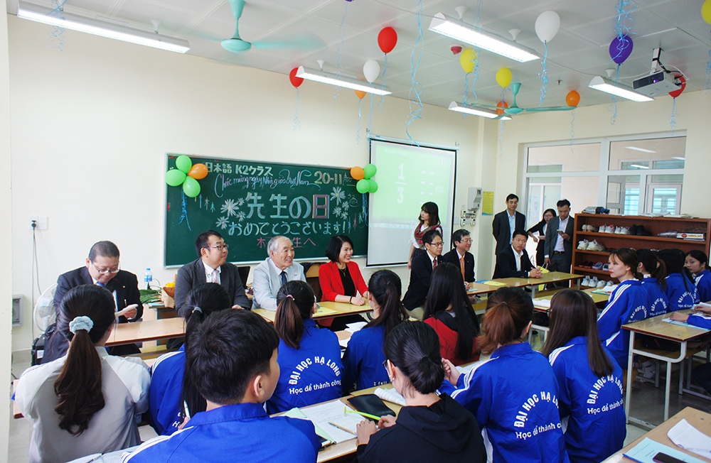 Đoàn công tác thành phố Tomakomai, tỉnh Hokkaido, Nhật Bản, thăm, trò chuyện với sinh viên Trường ĐH Hạ Long.