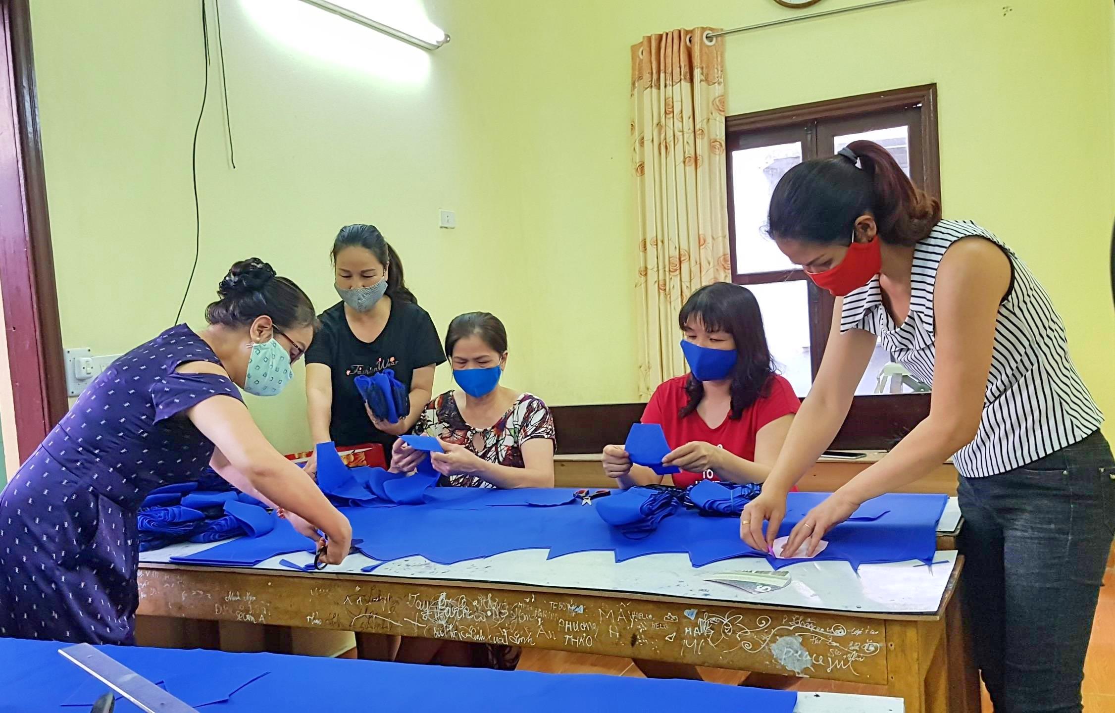 Hội LHPN phường Hồng Gai (TP Hạ Long) may khẩu trang vải tặng miễn phí cho người dân